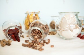 צנצנות עם תמציות צמחים וצמחי מרפא מיובשים